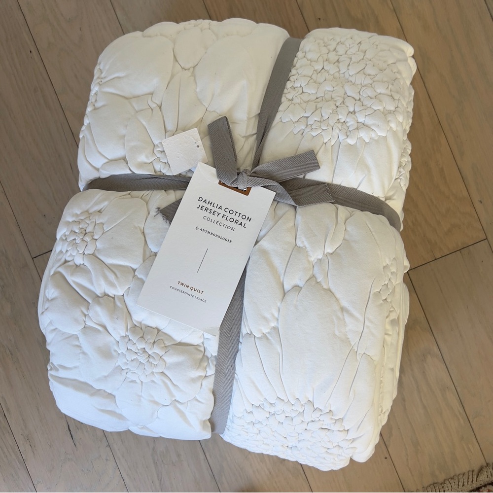Anthropologie Dahlia Cotton Jersey Floral Quilt in White - Twin Size Bed - Picture 5 of 7